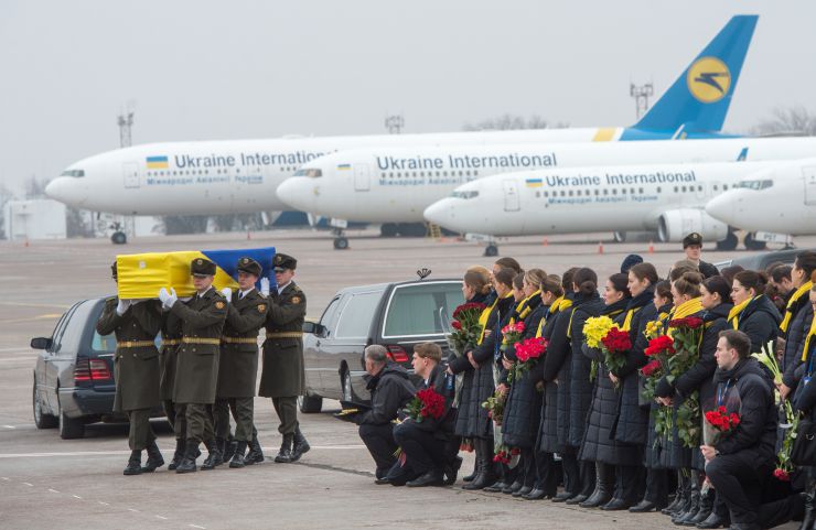 Учасники церемонії вшанування пам’яті українських пасажирів та членів екіпажу рейсу PS752 літака авіакомпанії 